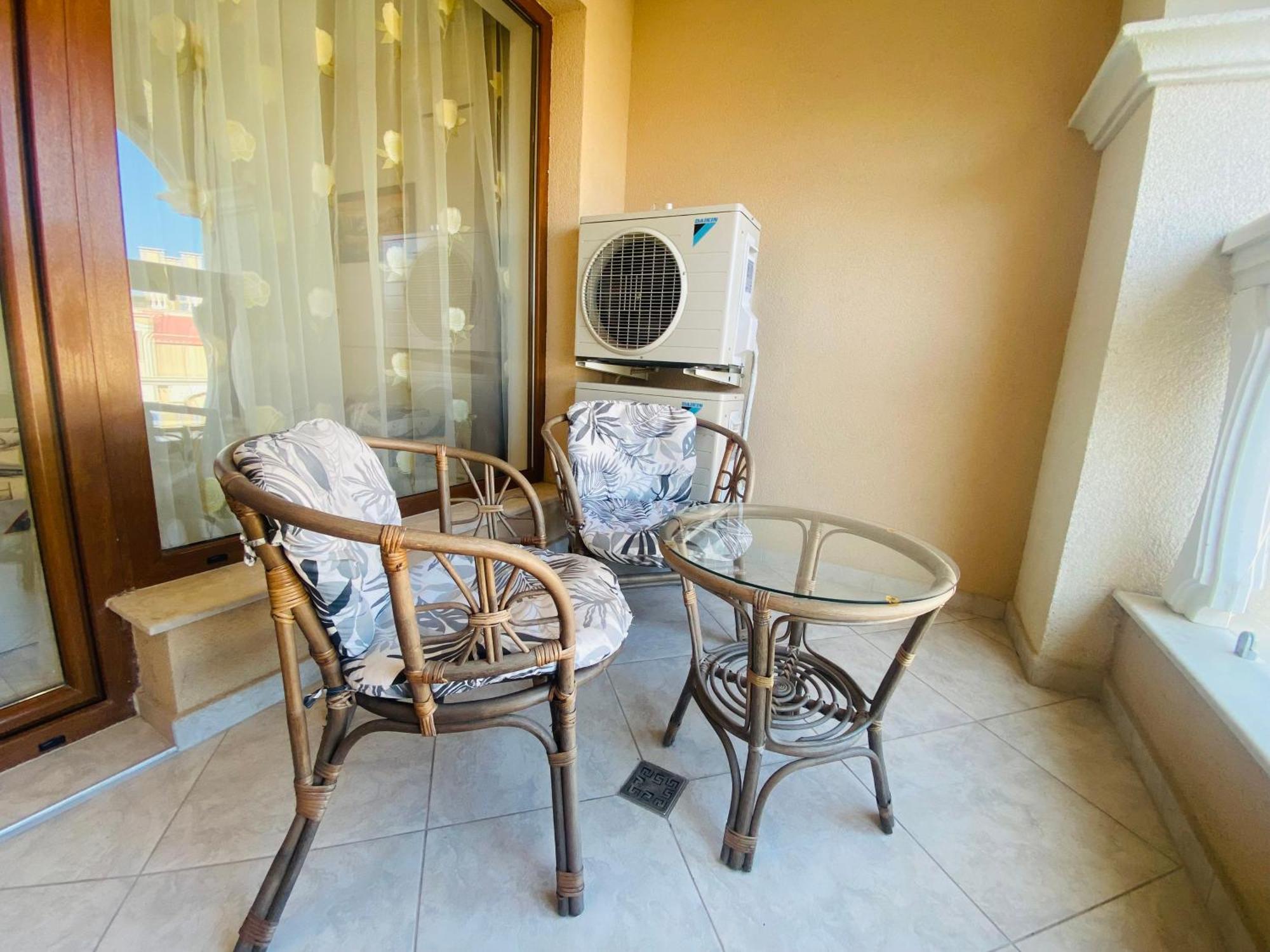 1bd Ap In La Complex Private And Pool *