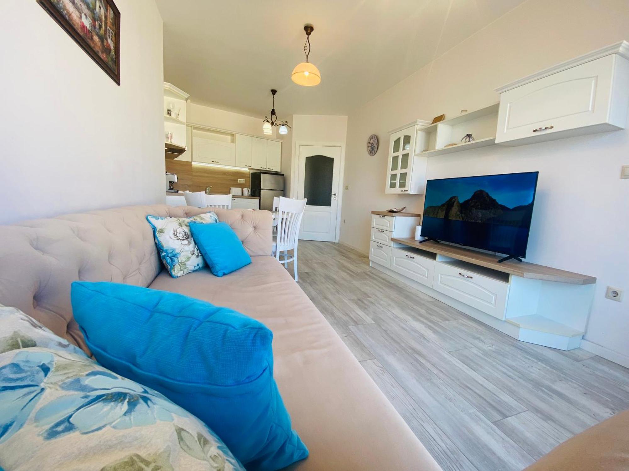 1bd Ap In La Complex Private And Pool